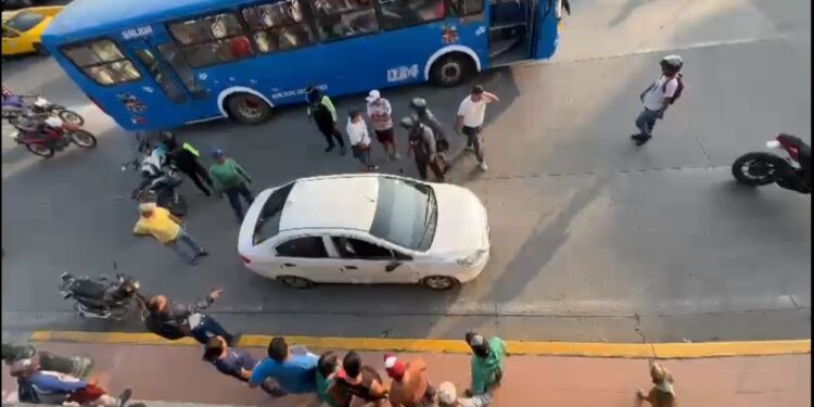 Asesinado con disparos dentro de un vehículo