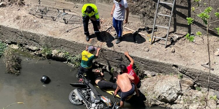 Motociclista delivery pierde pista y cae al río en sector Brisas Altas