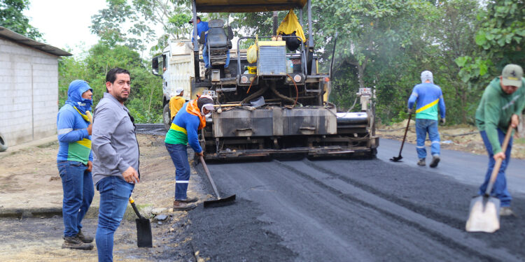 Prefecturs asfalta vía de acceso al sitio San Joaquín, en Santa Rosa
