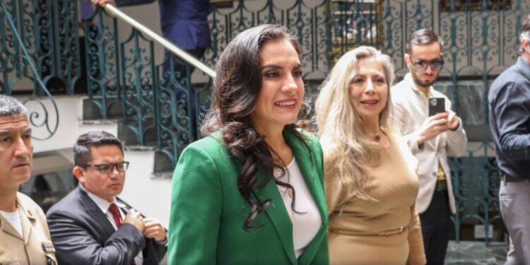 Las Fuerzas Armadas gestionan el retiro de seguridad a la exvicepresidenta Verónica Abad