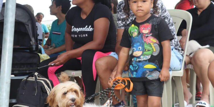 Prefectura llegó al barrio 8 de Noviembre de Machala con brigada veterinaria