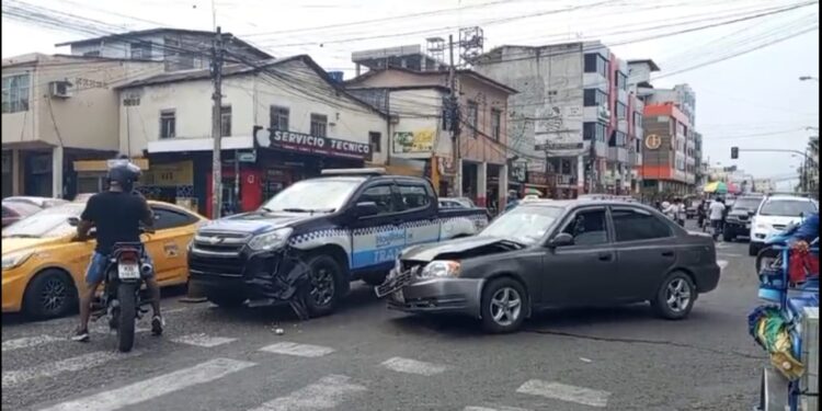 Patrullero de Movilidad Machala sufrió un accidente de tránsito