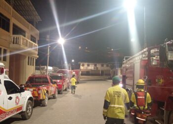 Bomberos de 7 cantones combaten el incendio en Chilla