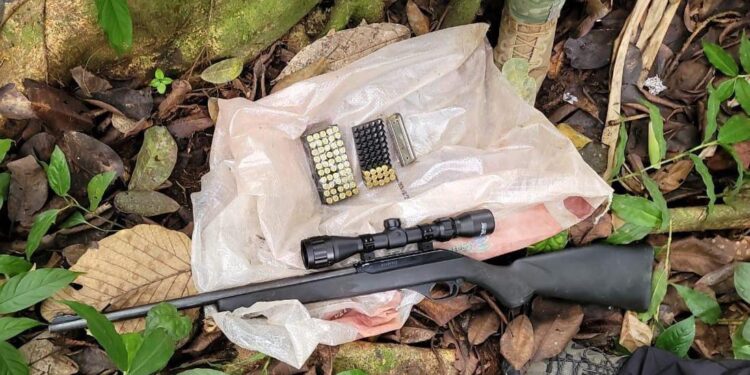 Detenido con una subametralladora, un rifle y municiones