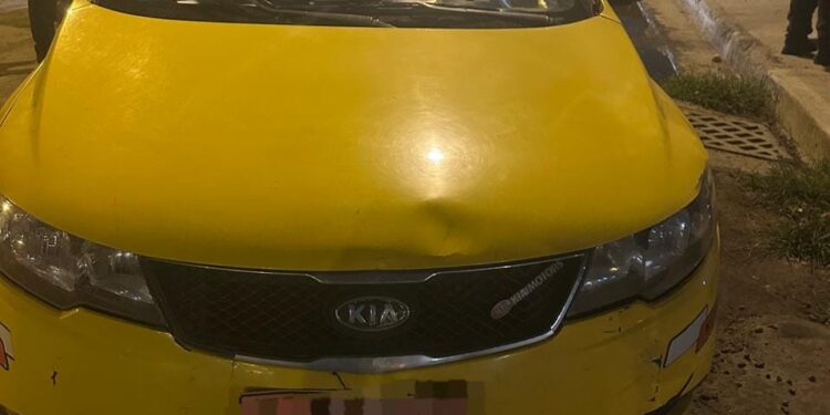 Sujeto, que habría robado un taxi, resultó herido al enfrentarse con policías