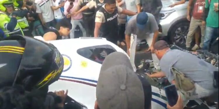 Dos fallecidos al caer avioneta en el centro del cantón La Libertad
