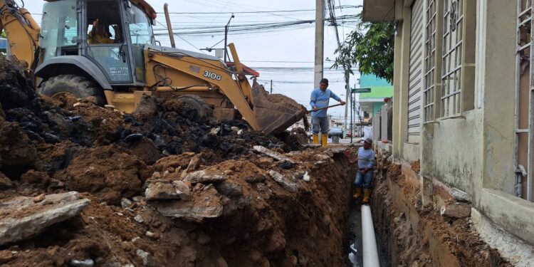Aguas Machala EP realiza instalación terciaria de alcantarillado sanitario