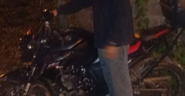 Sujetos armados la amenazaron para robarle la motocicleta