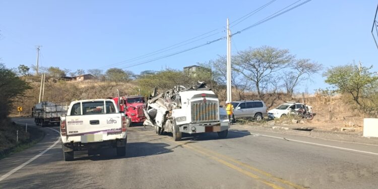 Una persona herida y derrame de combustible tras la perdida de carril de un camión en Catamayo