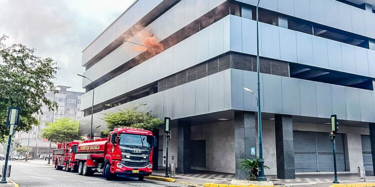 Bomberos de Machala realizan simulacro de incendio en Prefectura