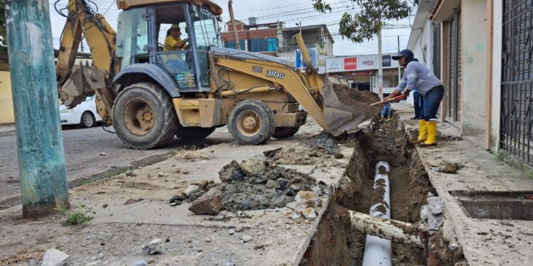 Aguas Machala EP realiza instalación de red terciaria de alcantarillado