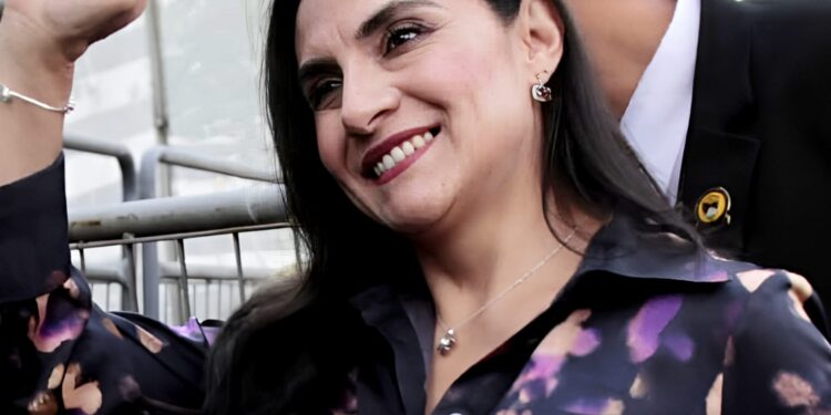 Juez restituye el cargo de vicepresidenta a Verónica Abad
