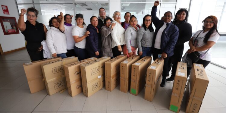 Gobierno entrega 1.600 cocinas de inducción en Machala, Salinas y Quito