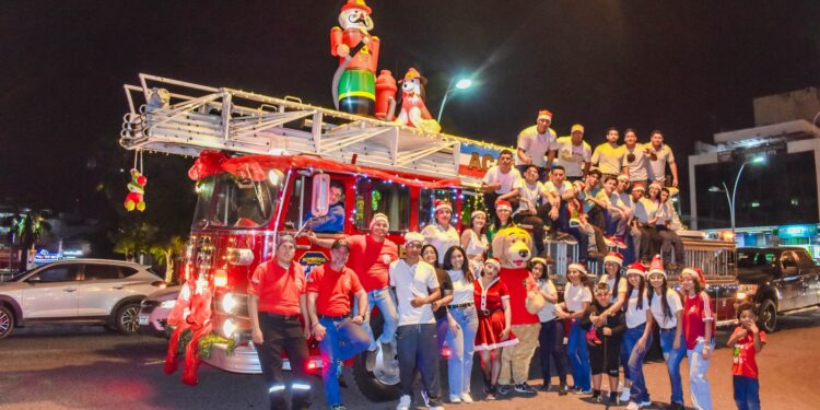 Aspirantes a Bomberos Voluntarios de Machala comparten alegría navideña con la Comunidad