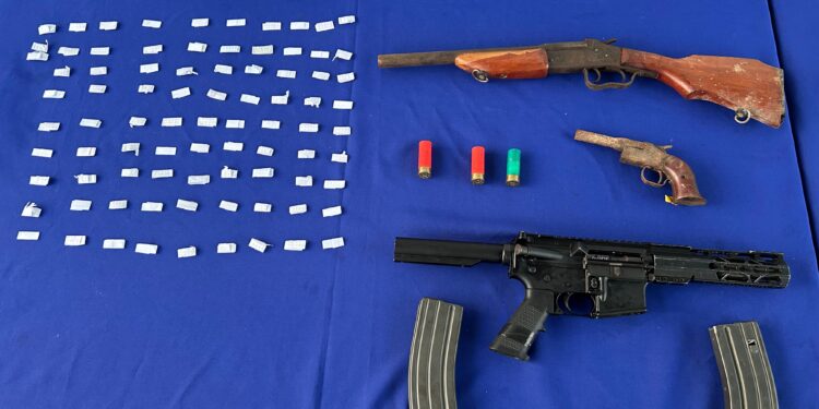En una vivienda se encontraron armas de fuego, municiones y droga