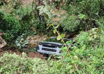 Camioneta cayó en una quebrada