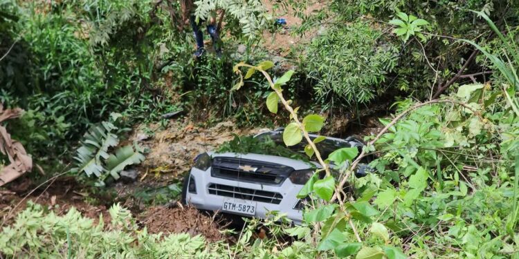 Camioneta cayó en una quebrada
