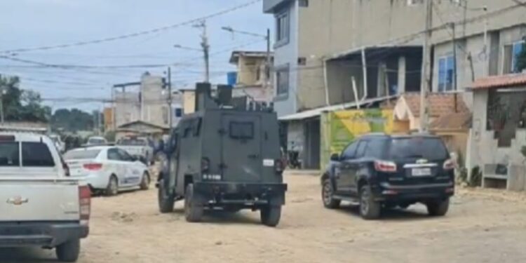 En enfrentamiento entre delincuentes y policías dejó al menos seis detenidos