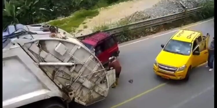 Dos trabajadores de la empresa de recolección de basura heridos en un accidente