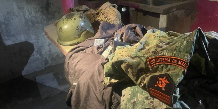 10 detenidos y uniformes policiales y militares decomisados