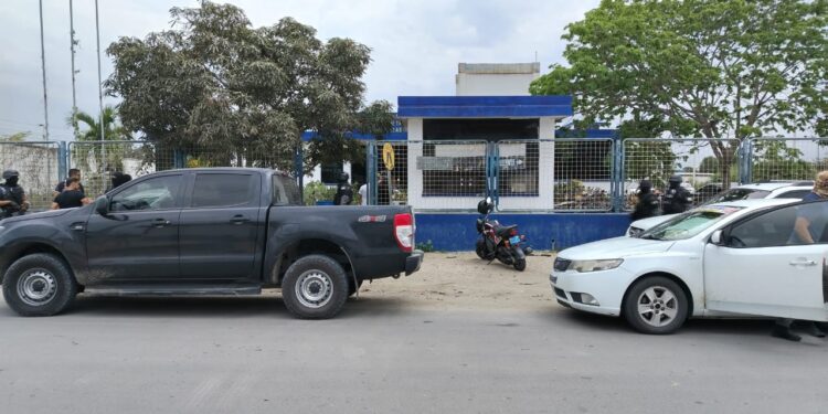 Agentes de la Jefatura de Tránsito de Huaquillas habrían solicitado 100 dólares para devolver vehículos