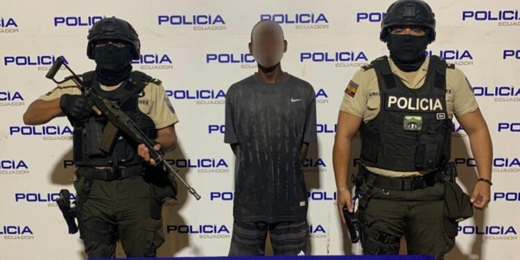 Sujeto armado habría sido detenido en pleno asalto