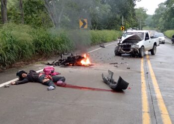 Joven falleció en choque frontal entre una camioneta y una motocicleta