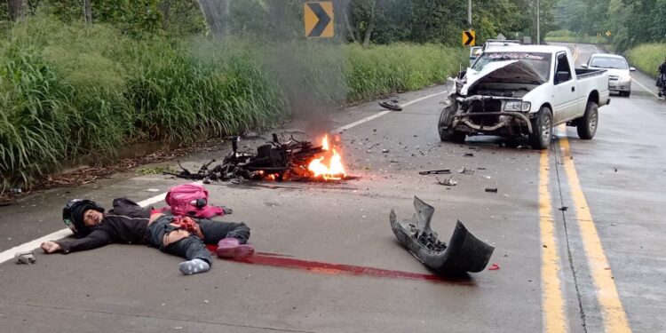 Joven falleció en choque frontal entre una camioneta y una motocicleta