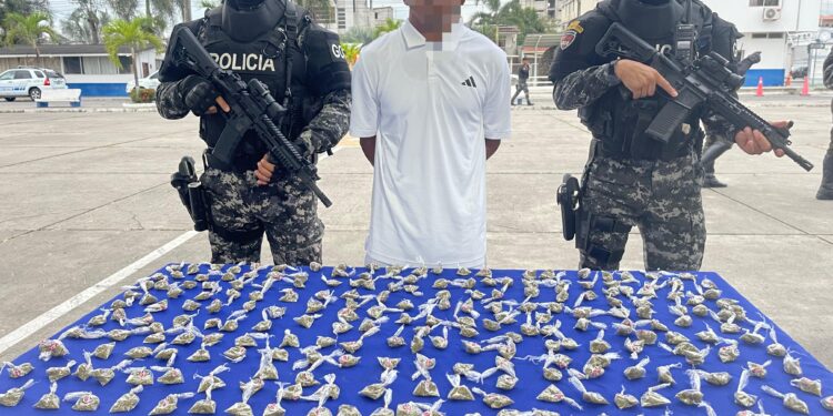 Expendedor detenido con 230 fundas de sustancias ilícitas