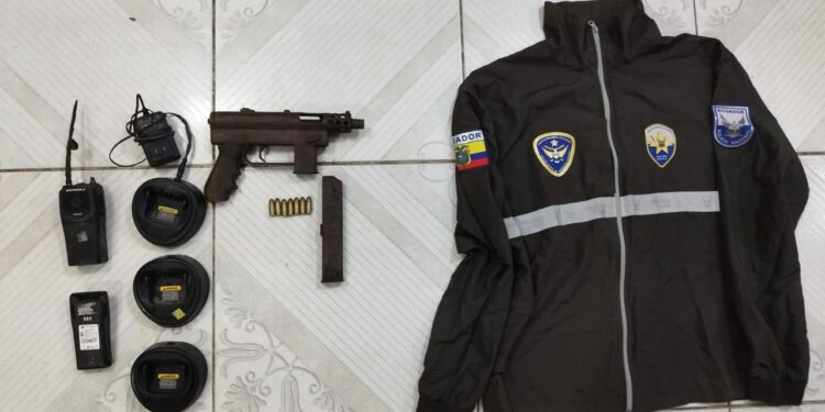 Se encontraron armas de fuego y un uniforme policial en un allanamiento en Puerto Bolívar
