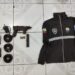 Se encontraron armas de fuego y un uniforme policial en un allanamiento en Puerto Bolívar