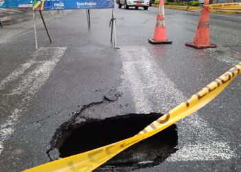 Apareció un socavón en una calle de Piñas