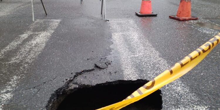 Apareció un socavón en una calle de Piñas