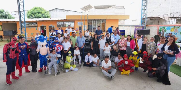 Entregan instrumentos musicales a niños y niñas con necesidades educativas especiales
