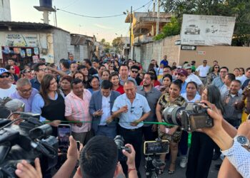Prefecto y alcalde entregan reasfaltado de calles en el barrio Israel de Machala
