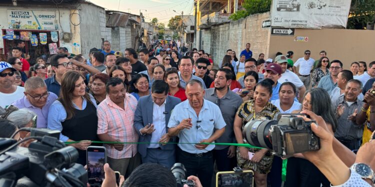 Prefecto y alcalde entregan reasfaltado de calles en el barrio Israel de Machala