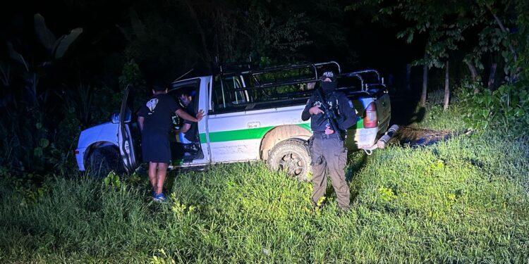 Carro robado fue encontrado entre los matorrales