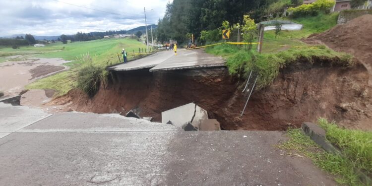 Colapso en la vía Cuenca-Girón-Pasaje deja el tránsito inhabilitado