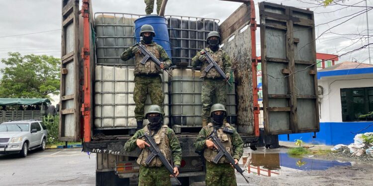 Militares decomisaron gran cantidad de combustible