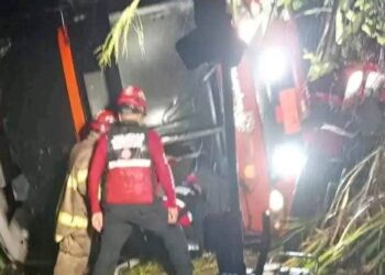 8 heridos al volcar un bus de la cooperativa Trans Esmeraldas