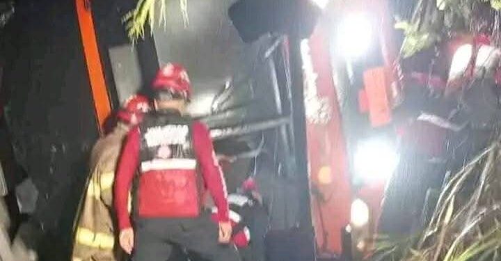 8 heridos al volcar un bus de la cooperativa Trans Esmeraldas