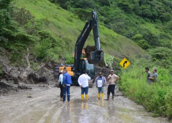 Prefectura despeja derrumbes que tienen incomunicada la vía Portete-Paccha