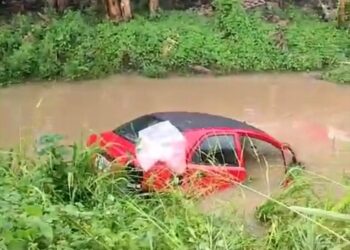 Vehículo cayó dentro de un canal de riego