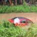 Vehículo cayó dentro de un canal de riego