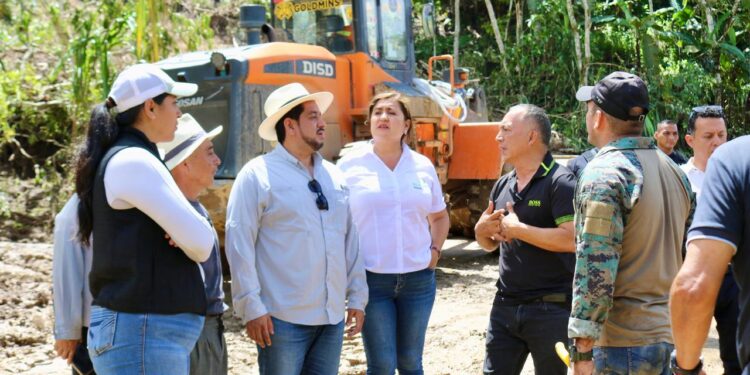 Maquinaria trabaja sin cesar para superar la emergencia en Capiro