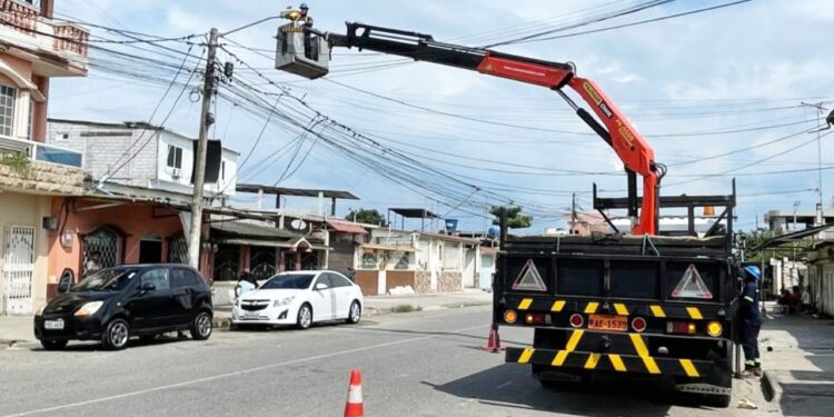 CNELEP El Oro Responde Rápidamente y Mejora la Iluminación Pública en Machala
