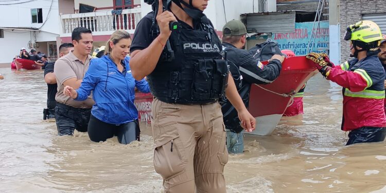 Inundaciones en Manta: La Lluvia Deja un Rastro de Destrucción