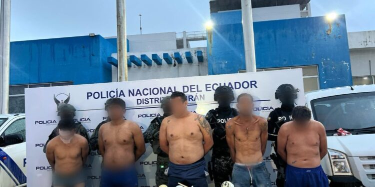 Un delincuente abatido y 5 detenidos en operativo en Durán