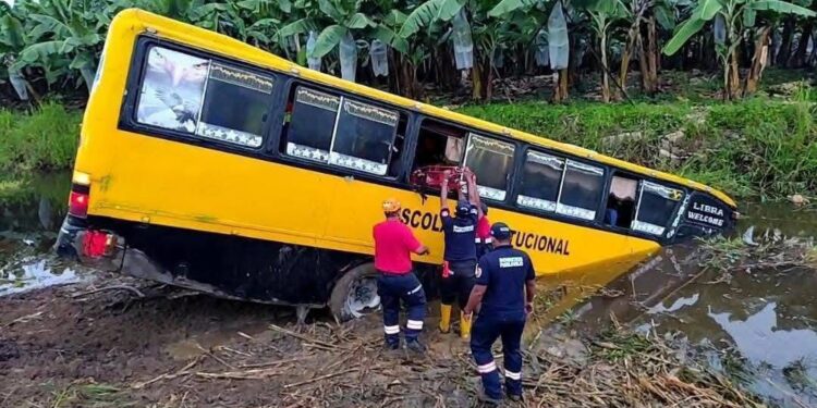 Tres heridos al caer un bus en una poza