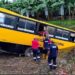 Tres heridos al caer un bus en una poza